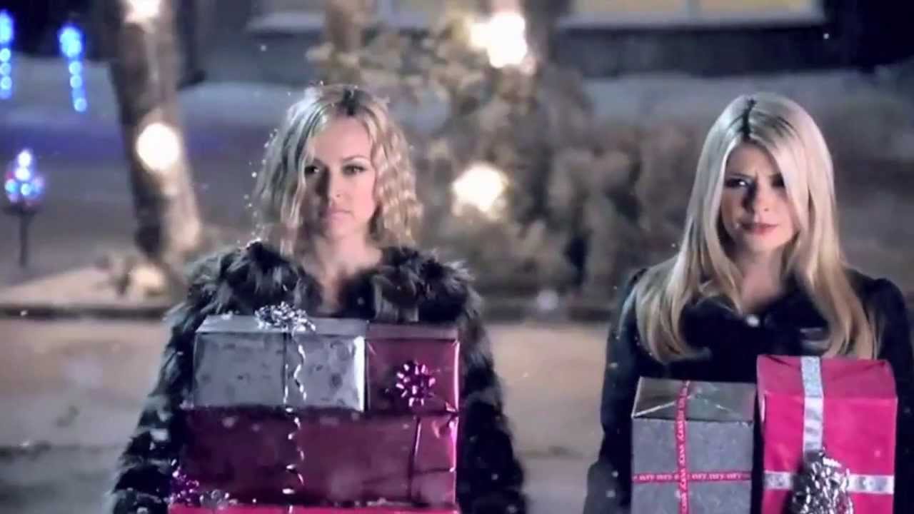 Holly & Fearne take on Santa
